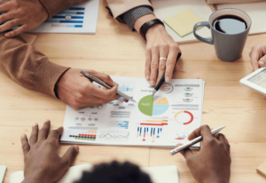 Reunião estratética para verificação de indicadores e números